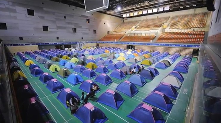 Rozbijają setki "namiotów miłości". Chińscy rodzice pilnują dzieci na uczelni