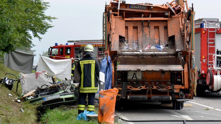 Koszmar w Niemczech: przewrócona śmieciarka sprasowała Golfa. 5 zabitych, wśród ofiar dwoje maleńkich dzieci i 17-latka