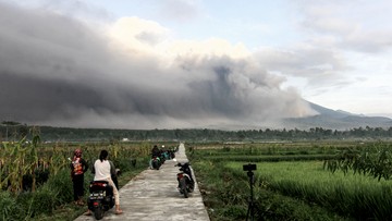 Indonezyjski wulkan pokazał swoją siłę. Wyrzucone z niego skały uderzyły w most