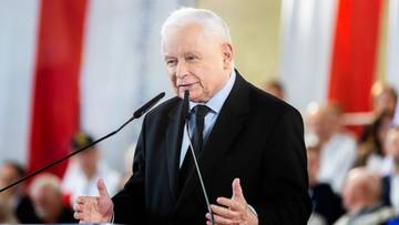 Jarosław Kaczyński przemawia przy m&oacute;wnicy z dwoma mikrofonami.