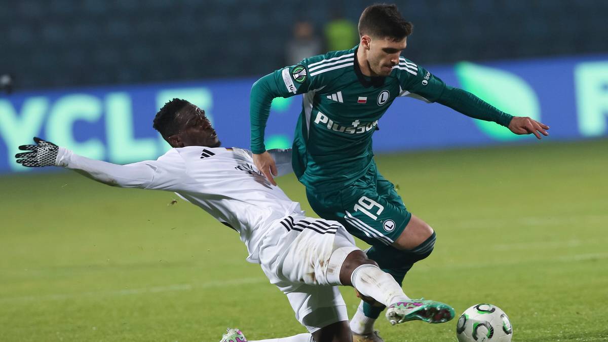 Piłkarze Legii Warszawa i Noah Erywań walczą o piłkę na boisku.