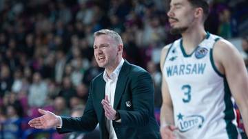 Trener Legii Warszawa w garniturze gestykuluje podczas meczu, obok stoi zawodnik z numerem 3 na koszulce.