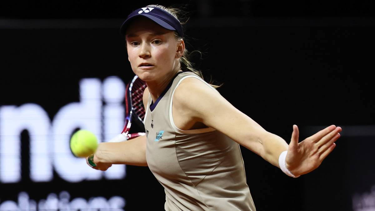 Tenisistka w akcji, uderzająca piłkę rakietą tenisową.