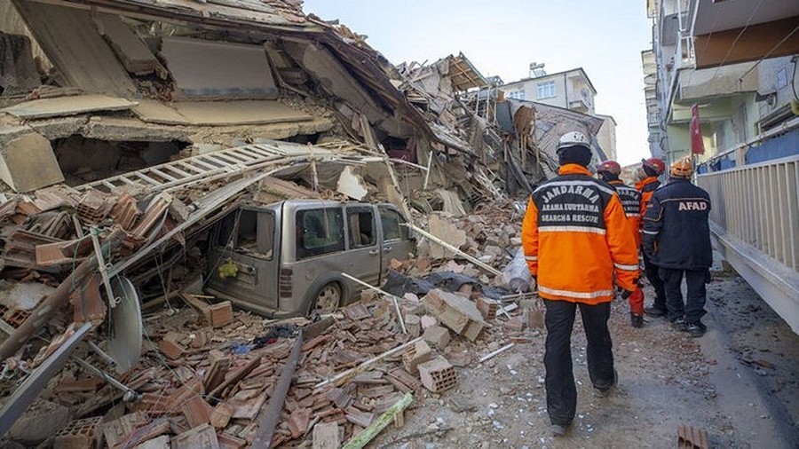 Zniszczony budynek po trzęsieniu ziemi w Turcji. Fot. Haber Turk.