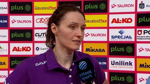 Jelena Blagojević podczas wywiadu, w tle widoczne logo sponsor&oacute;w siatk&oacute;wki.
