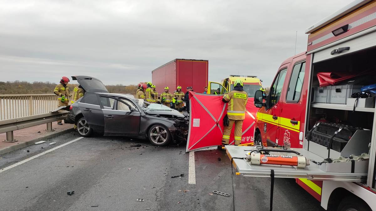 Audi zderzyło się z ciężarówką. Tragiczny finał wypadku na moście