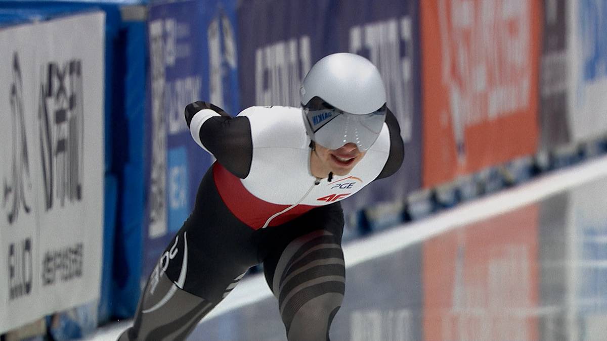 Zawodniczka w kasku i goglach podczas zawod&oacute;w łyżwiarskich.