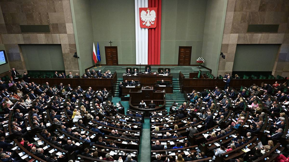 Nowy sondaż. Lider umacnia pozycję, sześć ugrupowań w Sejmie