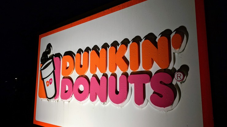 Lokale Dunkin' Donuts "znikają z mapy Polski". Sieć zaprasza na ostatnie ciastka