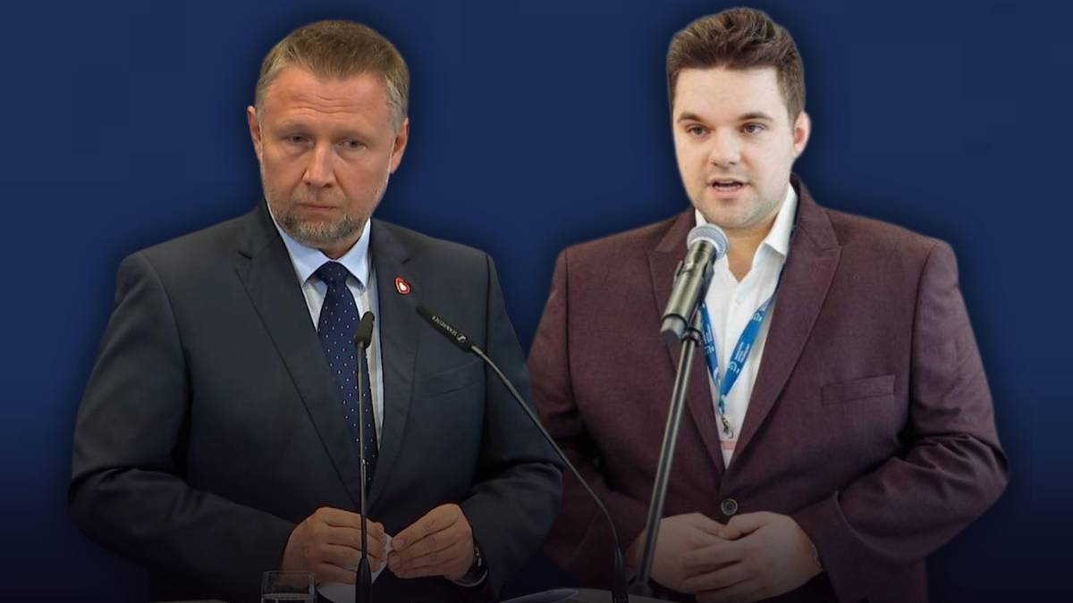 Dw&oacute;ch mężczyzn w garniturach za m&oacute;wnicami z mikrofonami.