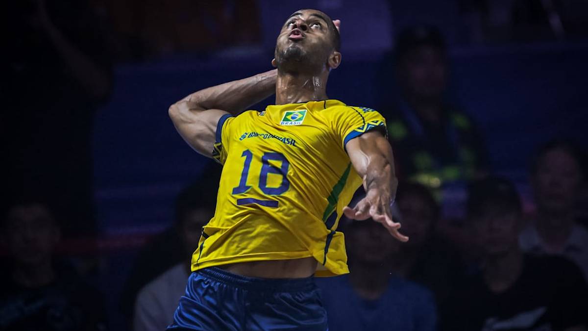 Siatkarz w żółtej koszulce z numerem 10 na plecach wykonuje atak w meczu Ligi Narodów.