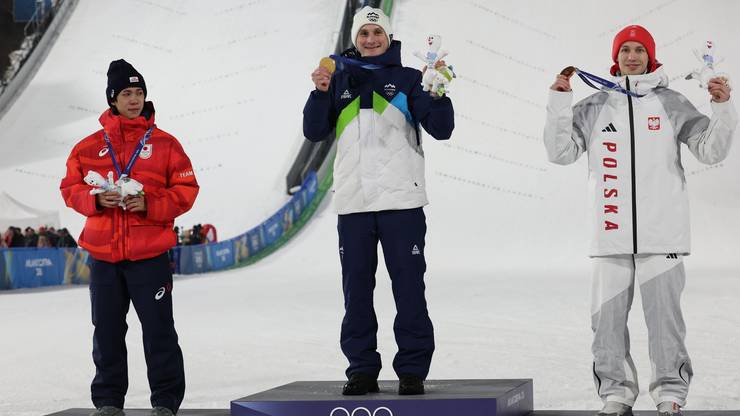 Medaliści konkursu olimpijskiego na dużej skoczni. Od lewej: Ren Nikaido, Domen Prevc, Kacper Tomasiak
