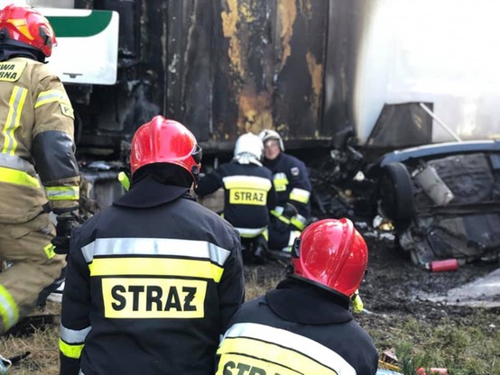 Uciekał przed czołówką, wbił się w ciężarówkę i spłonął. Blokada DK 10 na trasie Bydgoszcz-Toruń