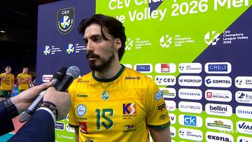 Siatkarz Miguel Tavares udziela wywiadu po meczu, ubrany w żółtą koszulkę z numerem 15, z mikrofonem przed twarzą.