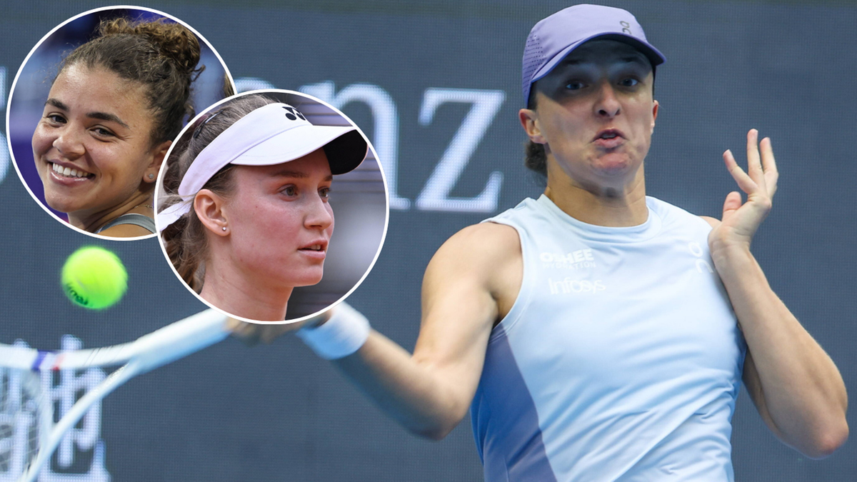 Iga Świątek podczas meczu tenisowego, z piłką i rakietą w ruchu. W tle dwa portrety innych tenisistek.