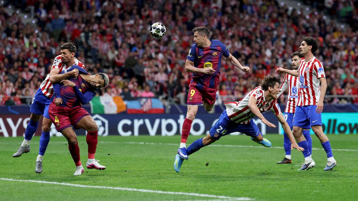 Piłkarze rywalizują o piłkę podczas meczu.