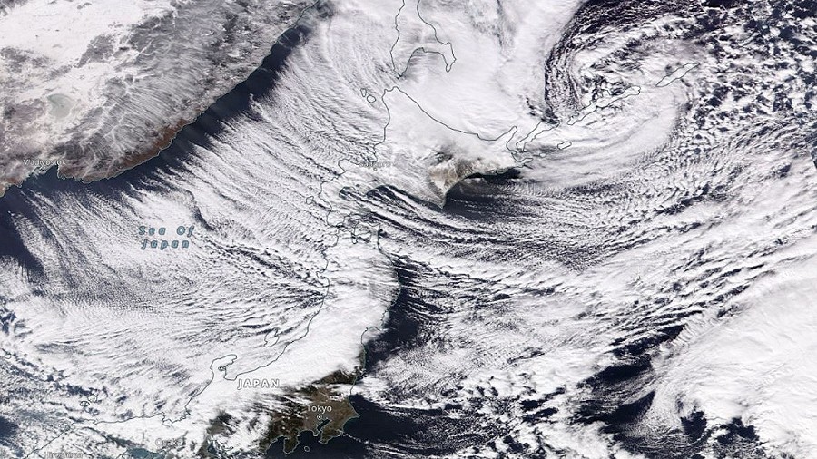 Zdjęcie satelitarne zjawiska efektu morza nad Japonią. Fot. NASA.