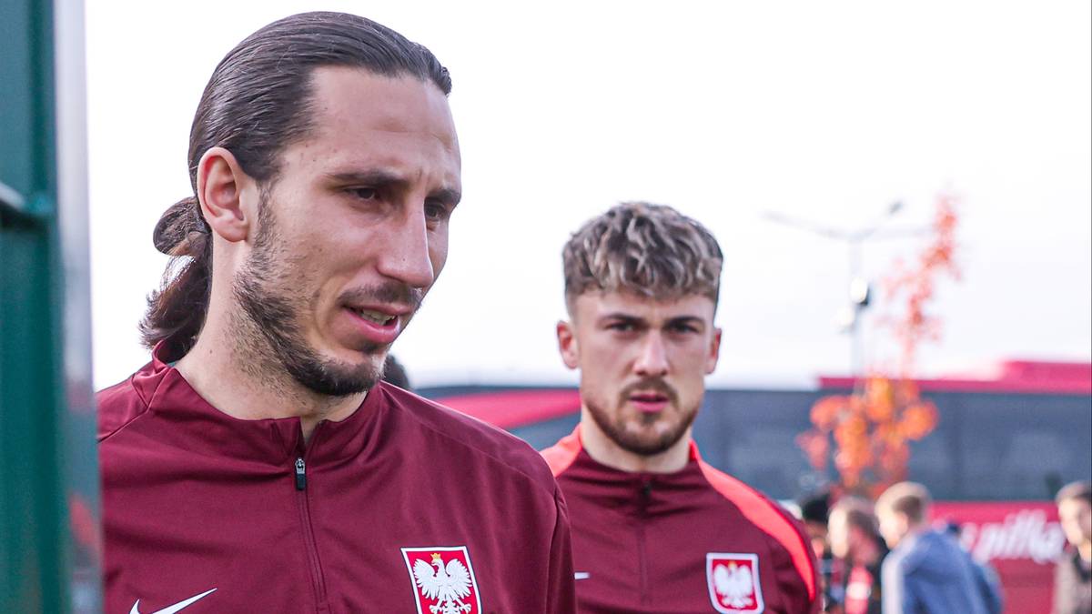 Dw&oacute;ch piłkarzy reprezentacji Polski w bordowych strojach treningowych.