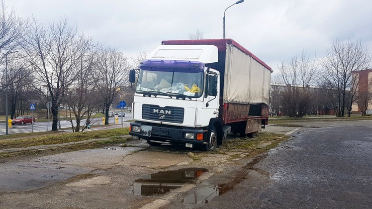 Usuń wrak. Kilkadziesiąt zgłoszeń Czytelników. Najstarsze auto "wrosło w ziemię" 6 lat temu