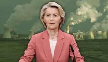Ursula von der Leyen stoi przed mikrofonem z fabrykami emitującymi dym w tle.
