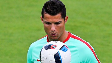 Mikrofon wyrzucony przez Ronaldo do jeziora trafił na aukcję