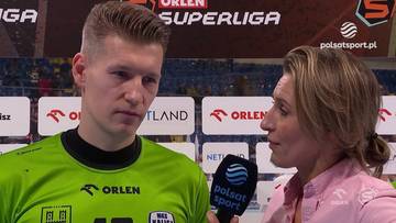 Piotr Wyszomirski w zielonej koszulce sportowej udziela wywiadu dziennikarce Polsat Sport.