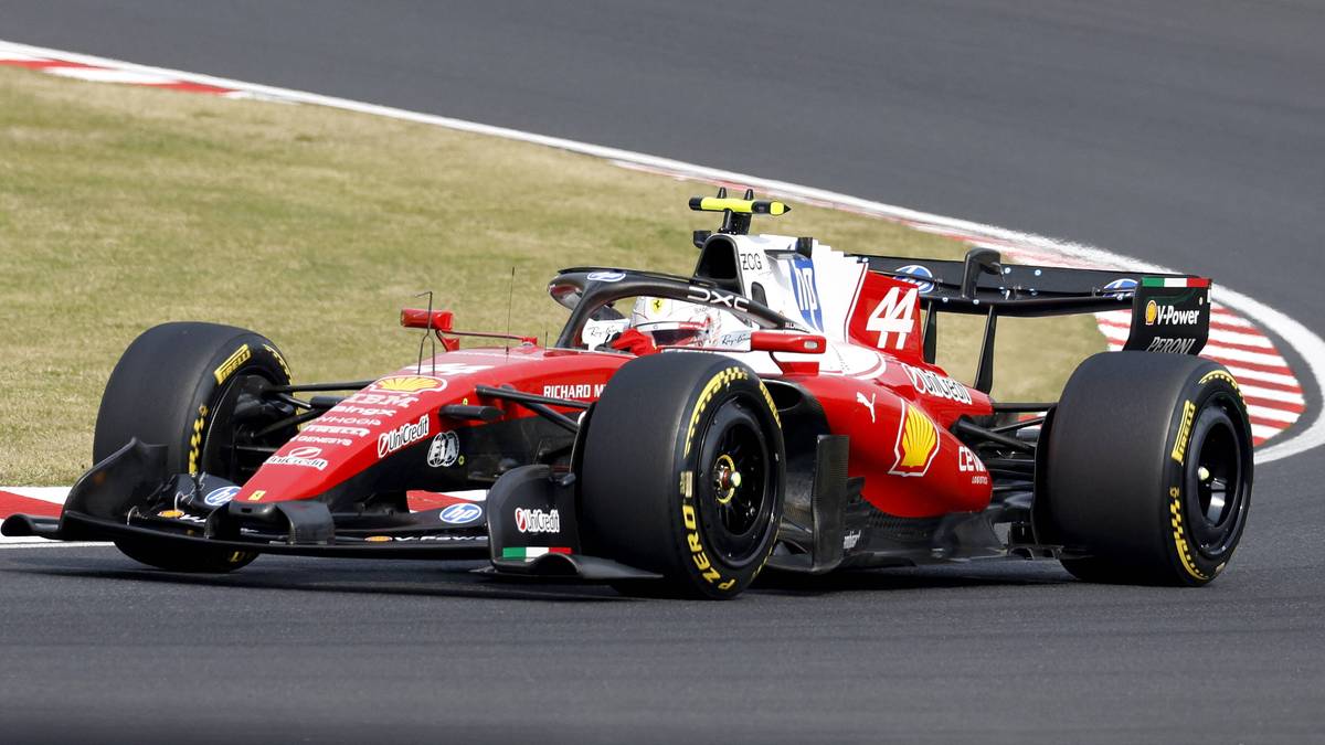 Samoch&oacute;d Formuły 1 zespołu Ferrari w barwach czerwono-białych z numerem 44 na nadwoziu, jadący po torze wyścigowym.