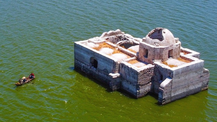 Meksyk: kościół był pod wodą przez 40 lat. Przez suszę "wypłynął" na powierzchnię