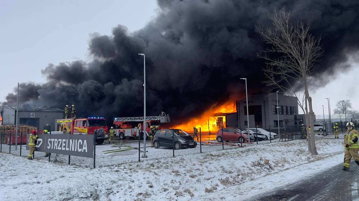 Pożar hali produkcyjnej w Ołtarzewie. Jedna osoba nie żyje