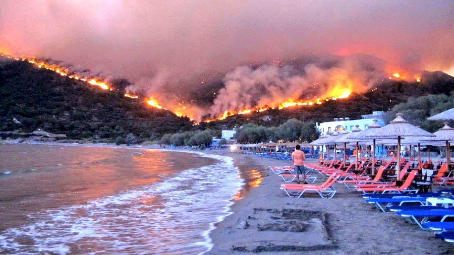 Pożar w Grecji. Fot. Twitter / @michalchojnice.