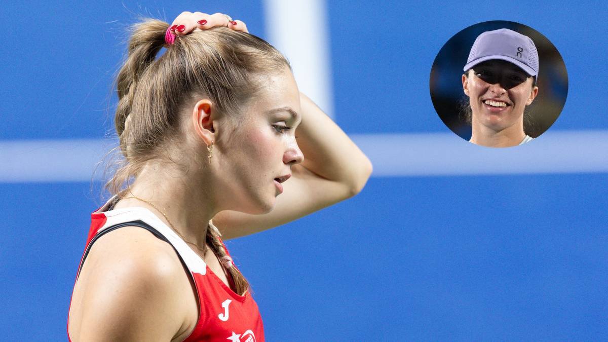 Tenisistka w czerwonej koszulce z biało-czerwonymi elementami, z włosami związanymi w kucyk, w tle widoczny fragment twarzy innej kobiety w czapce.