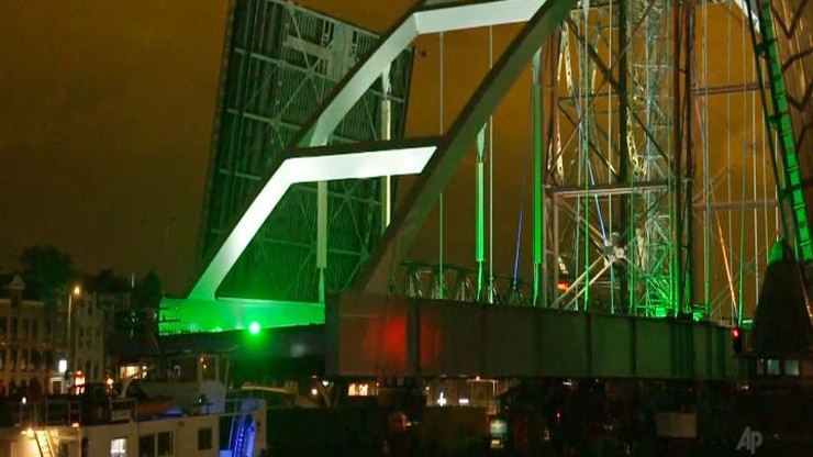 Transport mostu w Rotterdamie. Płynie przez centrum miasta