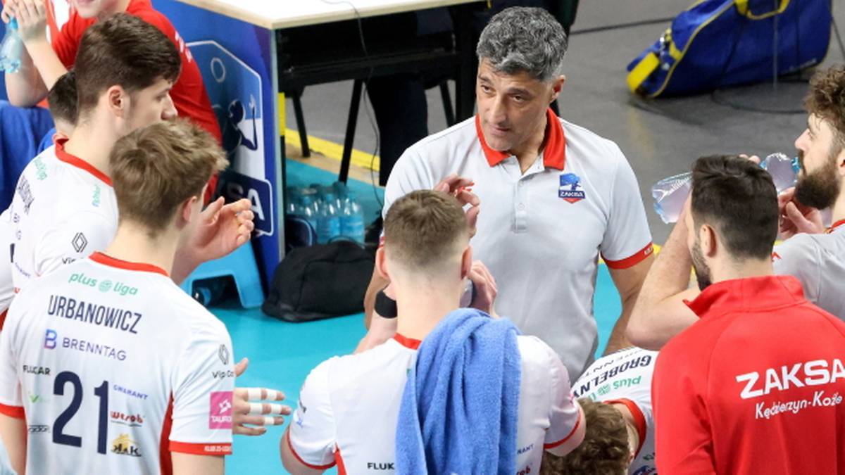 Trener siatkarzy ZAKSY Kędzierzyn-Koźle przemawia do swoich zawodników podczas przerwy w meczu.