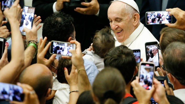 Papież Franciszek ma przepustkę covidową. Watykan rozważa obostrzenia na audiencjach