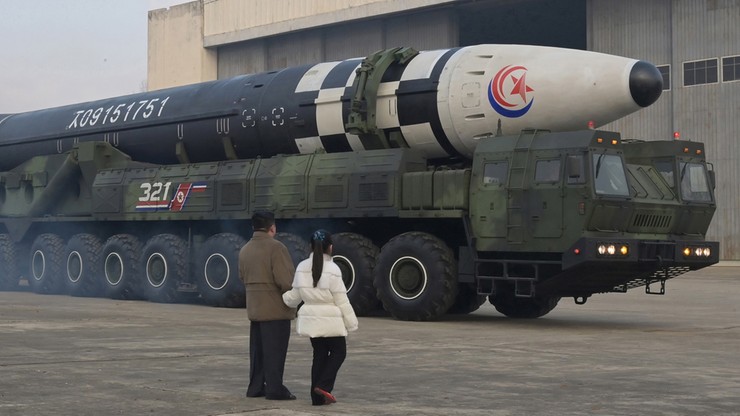 Korea Północna. Kim Dzong Un pokazał córkę. Zabrał ją na testy rakietowe