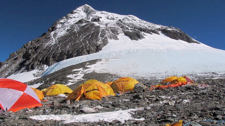 Szczyt Mount Everestu widoczny z obozu IV na Przełęczy Południowej. Fot. Wikipedia / Tirthakanji.
