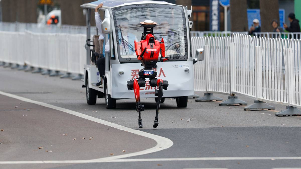 Robot Shandian w czerwono-czarnej zbroi wykonuje ruchy na trasie.