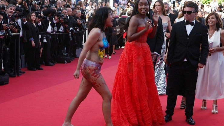Festiwal Filmowy w Cannes. Półnaga kobieta z antywojennym protestem na czerwonym dywanie