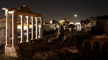 Urodzinowy prezent dla Rzymu. Nowe oświetlenie Forum Romanum