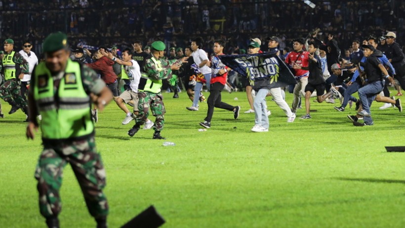 Co najmniej 129 osób zginęło w zamieszkach po meczu piłkarskim