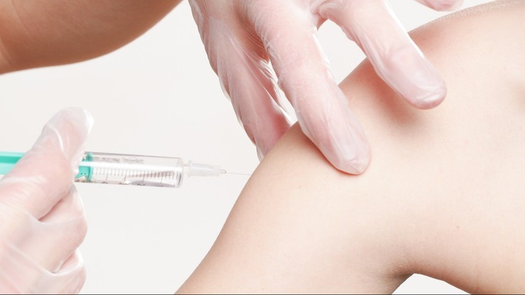 Bezpłatna szczepionka przeciw HPV dla 12-latek? "Byłaby nieobowiązkowa"