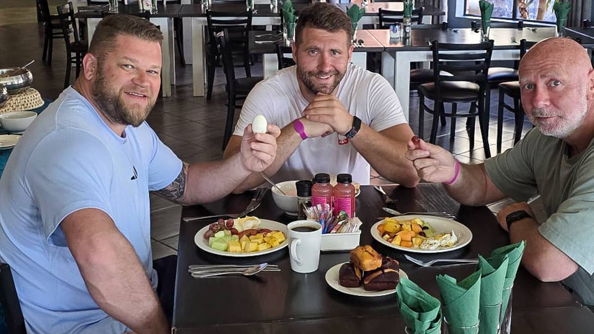 Paweł Fajdek, Szymon Zi&oacute;łkowski i inni mężczyźni siedzą przy stole podczas posiłku.