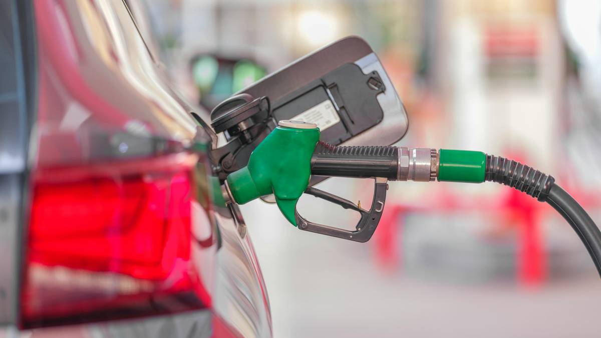 Pistolet dystrybutora paliwa z zieloną rękojeścią wlewu paliwa samochodu.