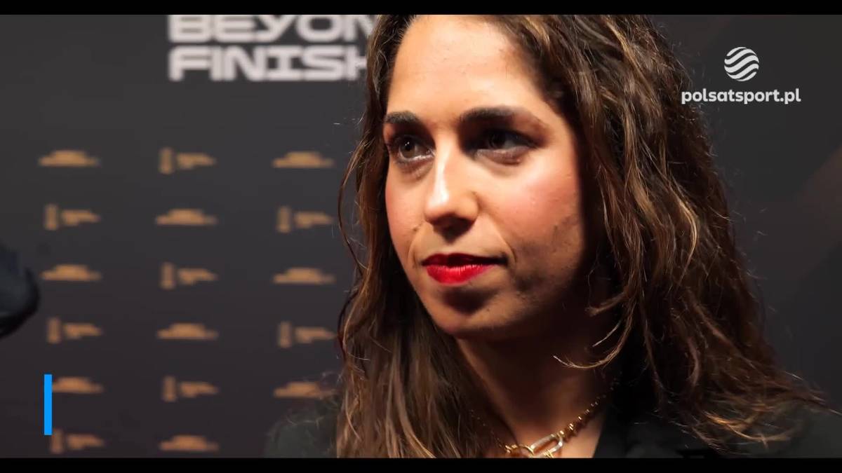 Portret Marii Herrery, kobiety o ciemnych włosach i karnacji, z czerwoną szminką na ustach, na tle napisu "BEYOND FINISH" i logo Polsat Sport.
