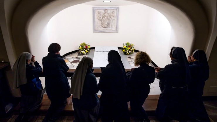 Watykan: Przy grobie Benedykta XVI modli się stale kilkanaście osób