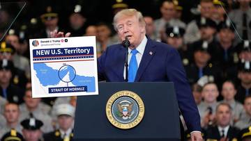 Donald Trump za m&oacute;wnicą trzyma grafikę z mapą i napisem "NEW U.S. Territory", w tle tłum ludzi.