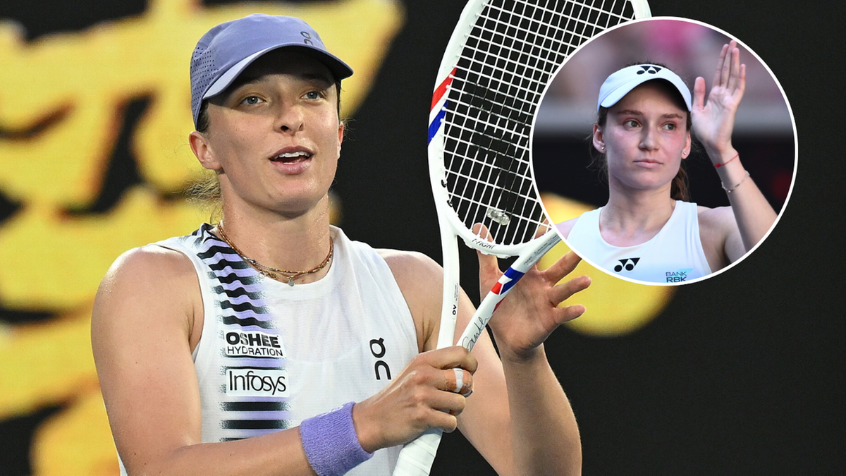 Iga Świątek trzyma rakietę tenisową, w tle znajduje się zdjęcie Jeleny Rybakiny machającej do publiczności.