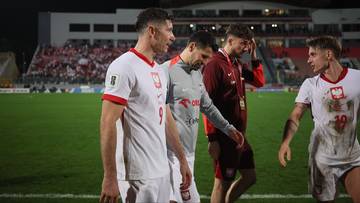 Czterech piłkarzy reprezentacji Polski na boisku po meczu, w tym Robert Lewandowski.