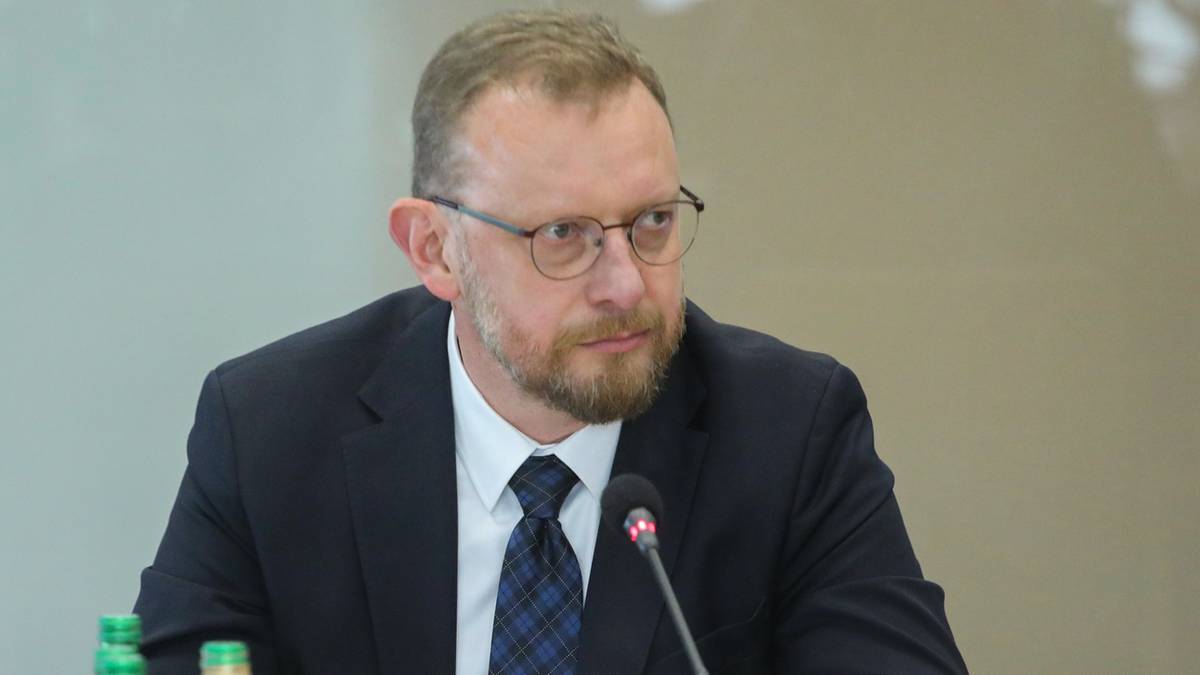 Łukasz Szumowski przed komisją śledczą. Mówił o "najbezpieczniejszej rekomendacji"