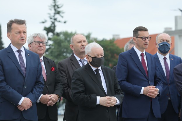 Wicepremier, prezes PiS Jarosław Kaczyński (C), premier Mateusz Morawiecki (2P), minister obrony narodowej Mariusz Błaszczak (L) oraz europoseł Ryszard Czarnecki (2L) 